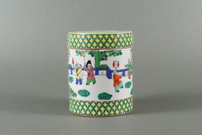 CHINE. Pot couvert en porcelaine à décor d'enfant jouant. XX…