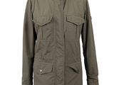 une photo d'une veste militaire sur un mannequin