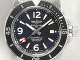 gros plan d'une montre sur une surface blanche
