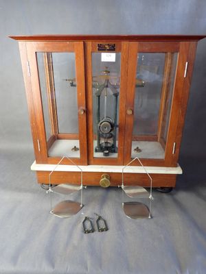 une vitrine contenant une horloge, posée sur une table