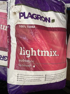 Deux sacs de « Lightmix » sont posés sur une étagère dans un magasin.