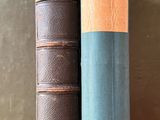 deux vieux livres posés sur une table l'un à côté de l'autre