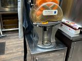 une machine posée sur une table dans un magasin
