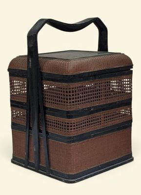 un panier marron et noir muni d'une anse, sur fond blanc
