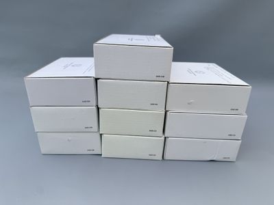 six boîtes blanches empilées les unes sur les autres sur une table