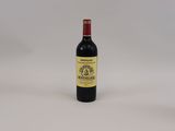 une bouteille de vin posée sur une table