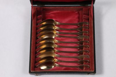 six cuillères dans une boîte rouge posée sur une surface blanche