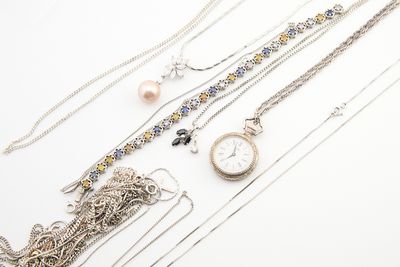 de nombreux types de colliers différents sur un fond blanc