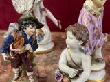 trois figurines représentant un garçon et une fille posées sur une table
