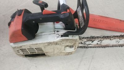 a chainsaw that is sitting on the ground