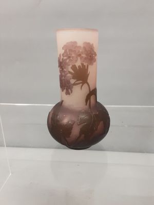 GALLE Ets: petit vase en verre dégagé à l'acide dans les ton…