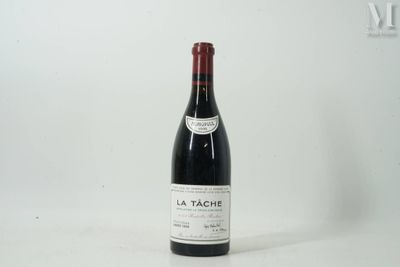 une bouteille de vin posée sur une table