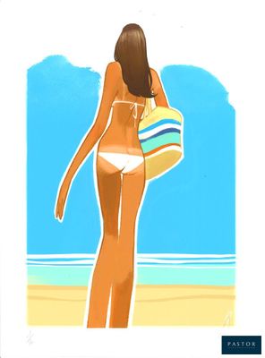 une femme en bikini debout sur la plage avec un sac