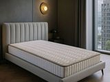 une photo d'une chambre avec un lit et une grande fenêtre