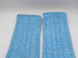 une paire de tampons de nettoyage Microfit bleus posés sur une surface blanche