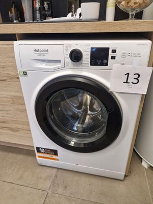 vue de face d'une machine à laver avec une étiquette de prix