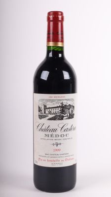 une bouteille de vin rouge posée sur une table blanche
