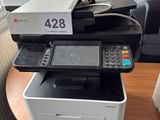 une imprimante posée sur une table à côté d'une autre imprimante