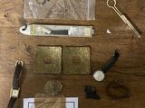 de nombreux objets posés sur une table en bois