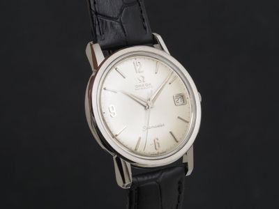 gros plan d'une montre sur une surface noire avec un fond noir