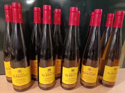 six bouteilles de vin sont alignées sur une table