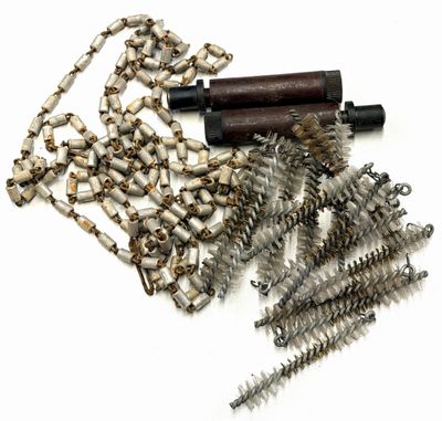de nombreux objets métalliques posés sur une table