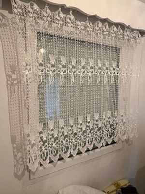 Broderie servant rideau, Dimensions : 100 (H) x 110 (L)