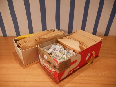 une boîte pleine de papier et un carton rempli de papier