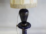 une lampe posée sur une table à côté d'une lampe