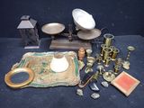 un grand nombre d'objets posés sur une table