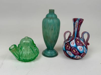 trois vases posés l'un à côté de l'autre sur une table