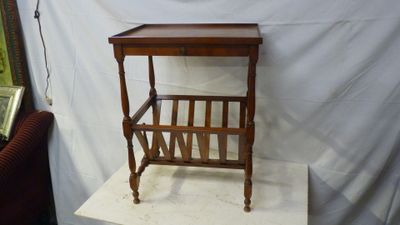 une petite table en bois sur laquelle se trouve un porte-revues