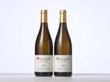 deux bouteilles de vin posées sur une table l'une à côté de l'autre