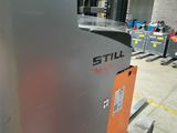 une machine qui se trouve au milieu d'un entrepôt