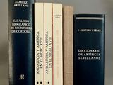 trois livres posés l'un à côté de l'autre sur une table