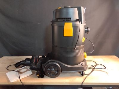 une photo d'un aspirateur posé sur une table en bois