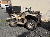 un quad tout sale garé sur un parking