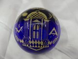 une image représentant une boule de verre bleue sur laquelle figure un bâtiment