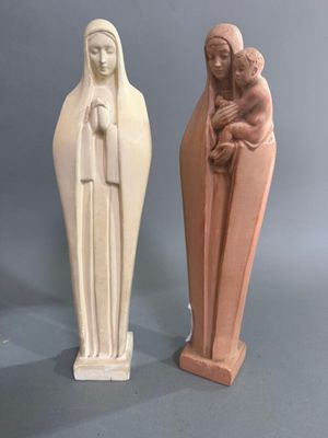 deux statues représentant une femme tenant un bébé dans ses bras et une statue représentant une femme tenant un enfant dans ses bras