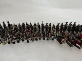 beaucoup de petits soldats qui se tiennent debout dans la neige
