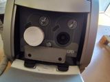 une machine posée sur une table
