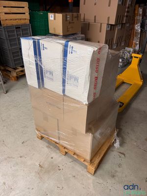 une grande pile de cartons sur une palette dans un entrepôt