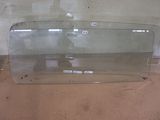 une vitrine en verre posée sur une table