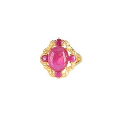 un gros plan d'une bague en pierre rose sur fond blanc