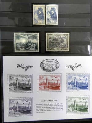 une photo d'une collection de timbres exposée dans une vitrine