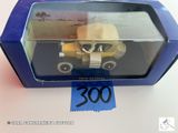 une boîte contenant un camion jouet, posée sur une table