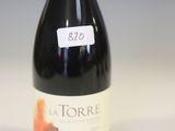 une bouteille de vin posée sur une table