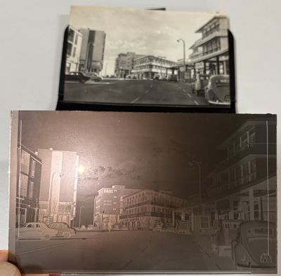 une personne tenant une photo d'une rue de la ville