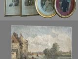 une photo montrant plusieurs tableaux accrochés à un mur