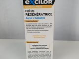un gros plan sur une boîte de crème posée sur une table
